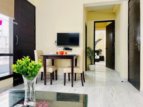 BluO 1BHK - DLF Golf Course Road , Balcony, Lift