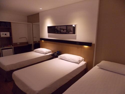 1 double bed, 1 twin bed