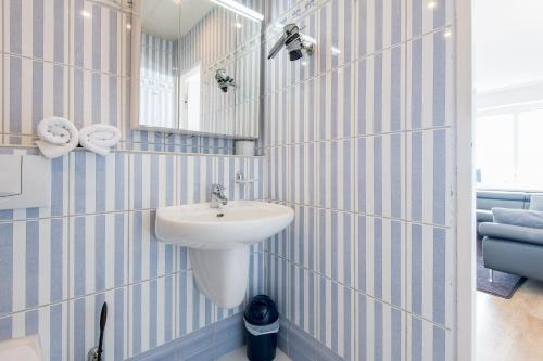 Apartment with Sea View image 8