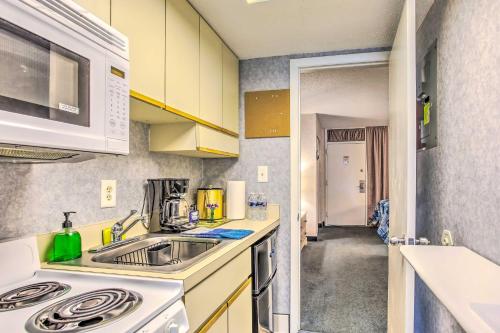 Myrtle Beach Condo with Balcony and Pool 2 Mi to Golf - image 4