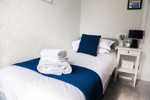 Single Room with Private External Bathroom room in Kingsway Guesthouse - A selection of Single Double and Family Rooms in a Central Location