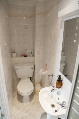 Twin Room with Shower image 2