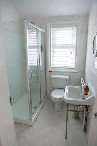Single Room with Private External Bathroom image 3