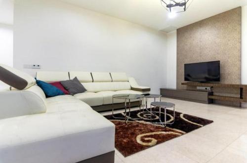 A Generous & Cozy 3BR Apt, Harbour Views, FREE PARKING