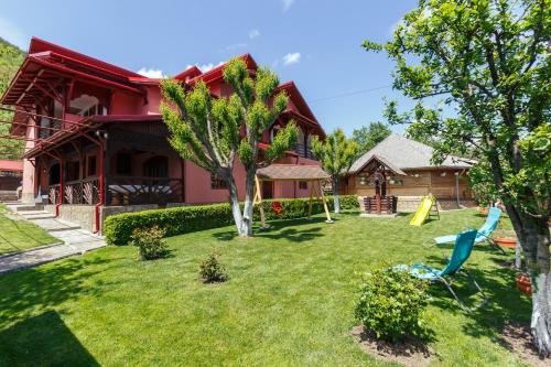 . Casa dintre munti Karina