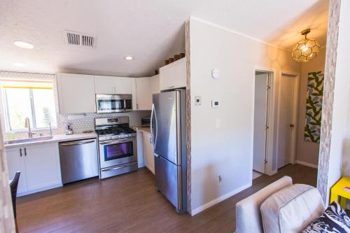 주방, @ Marbella Lane - 10 Acres Oasis Desert Retreat! in 기타