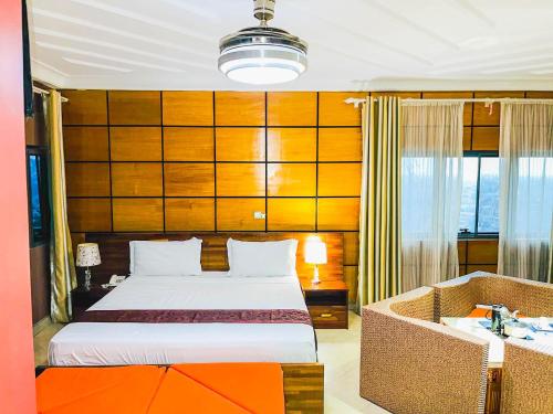 Utvendig, Triple Hill Hotel in Mallam