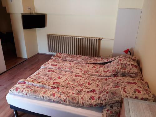 2 twin beds, 1 sofa bed