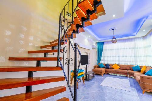 Charming Triplex Villa 3 Min Drive to the Beach in Muratpasa