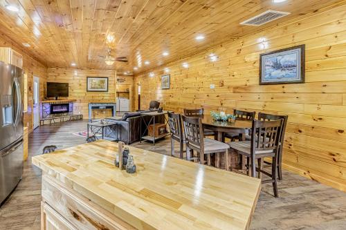 Hilltop Cabin in Bryson City, USA