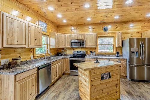 Hilltop Cabin in Bryson City, USA