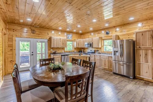 Hilltop Cabin in Bryson City, USA