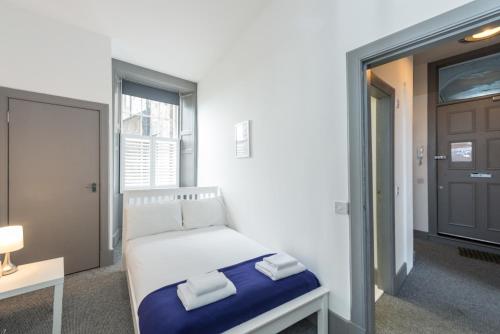 Spacious beautiful flat for 4 in the heart of Edinburgh's New Town. Close to centre