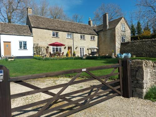 外部景觀, Thames Head Wharf - Historic Cotswold Cottage with Stunning Countryside Views in 賽倫塞斯特