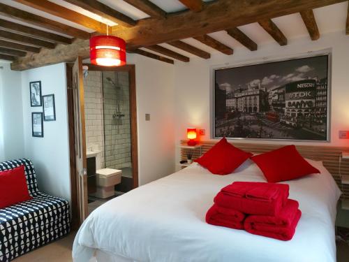 淋浴間, Thames Head Wharf - Historic Cotswold Cottage with Stunning Countryside Views in 賽倫塞斯特