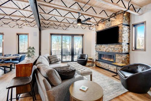 New River Chalet #280 Near Resort With Rooftop Hot Tub - FREE Activities & Equipment Rentals Daily - main image