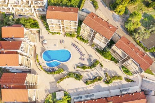 Blue Horizon Lux Apartment with Pool