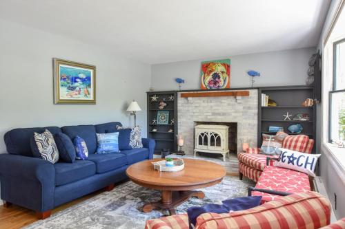 812 Recently Updated Home on Quiet Street Near Brewster Ponds and Nickerson State Park with Outdoor Shower - image 2