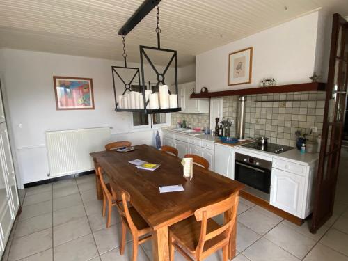 virtuve, Maison 6 personnes avec piscine privée (Maison 6 personnes avec piscine privee) in Saulchoy