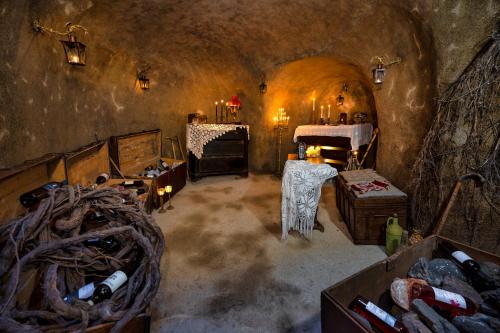 Mystagoge cave pool/jacuzzi, cellar and hammam