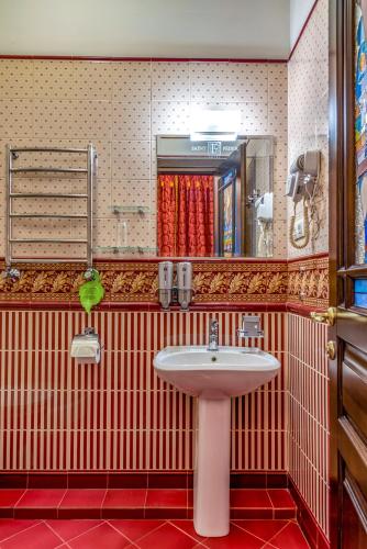 Standard Double Room image 10
