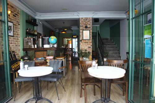 Pub/salon, YOLO Hostel in Istanbul