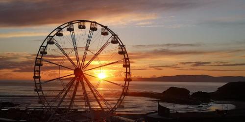 Palm Cove Bundoran Luxurious Sea View Balcony Free Wifi Netflix Sleeps 5