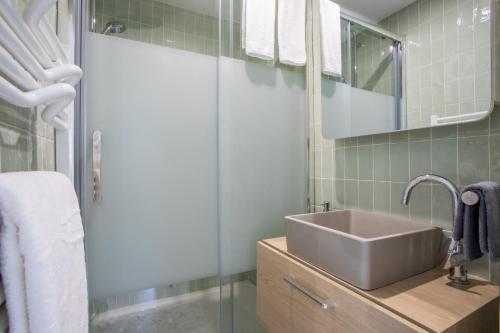 One-Bedroom Apartment image 7