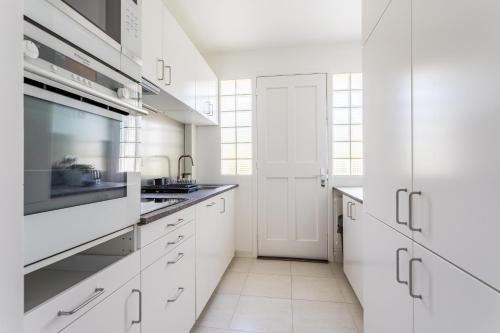 One-Bedroom Apartment image 9