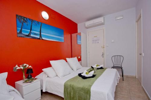 Barcelona City North Hostal - image 8