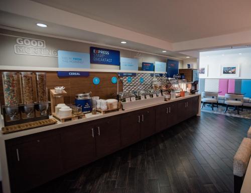 餐飲選擇, 智選假日酒店-希科里馬特-由洲際酒店集團管理 (Holiday Inn Express Hickory-Hickory Mart By IHG) in 希科里