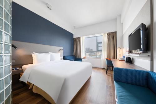 Standard Queen Room room in Holiday Inn Express Suzhou Changjiang By IHG