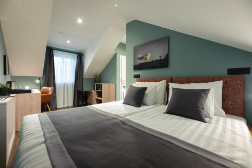 Camera Hotel Room Type - Standard King Room Attic