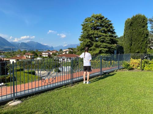 Flowers & garden apartment con vista lago