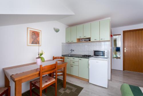 Apartments Katica - image 8