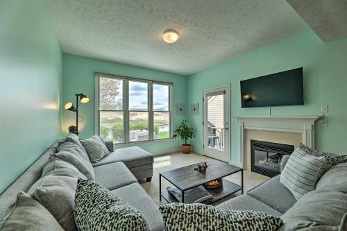 Bright, Beautiful Manistee Condo Near Beach and Pool - Apartment - Manistee