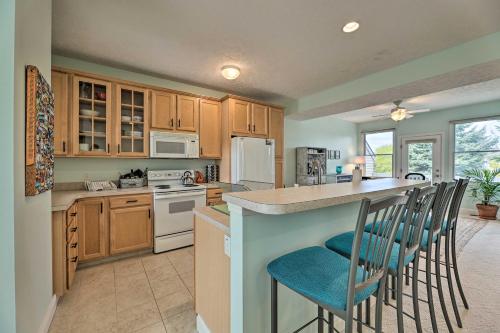 Bright Manistee Condo with Beach and Pool Access! in Manistee, USA
