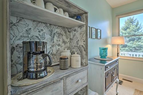 Bright Manistee Condo with Beach and Pool Access! in Manistee, USA