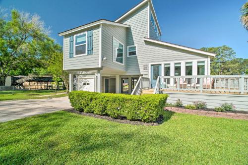 Bright Home with Dock on Lake Conroe! in Willis (TX)