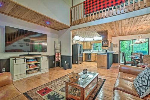 Luxury Clayton Cabin with Expansive Deck and Grill! in Clayton, Vereinigte Staaten von Amerika