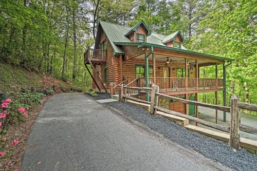 Luxury Clayton Cabin with Expansive Deck and Grill! in Clayton, USA