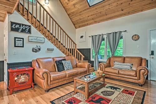 Luxury Clayton Cabin with Expansive Deck and Grill! in Clayton, USA
