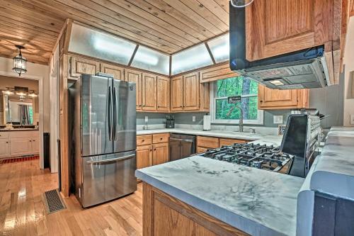 Luxury Clayton Cabin with Expansive Deck and Grill! in Clayton, USA