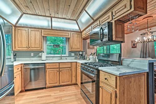Luxury Clayton Cabin with Expansive Deck and Grill! in Clayton, USA