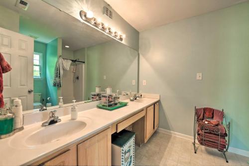 Charlotte Area Retreat Near Shopping and Dining - image 8