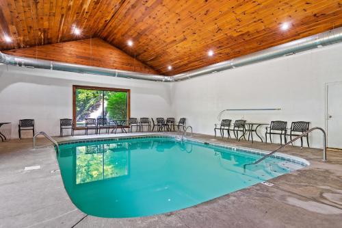 Holiday Special, 6BR, Outdor Pool, 2 HotTubs, Theater, Mins to PF in Sevierville, USA