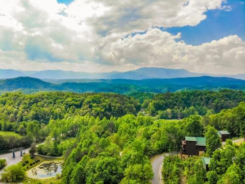 Moonlight Getaway, Hot Tub, Amazing Views, 560 FREE tickets each paid day!!!, Sevierville