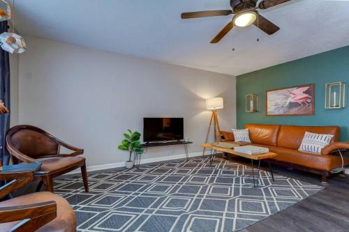 The Aviary Upscale Furnished Apartment Minutes from Busch Gardens & Mid Florida Ampitheatre with Roo