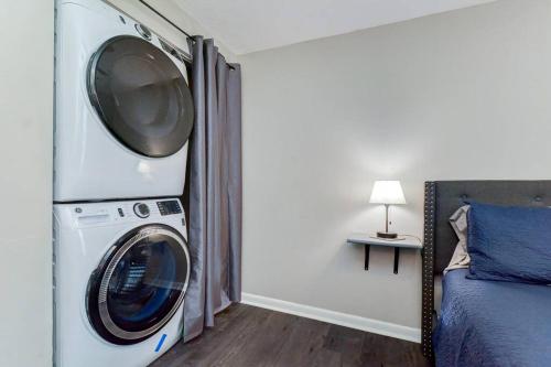 The Aviary Upscale Furnished Apartment Minutes from Busch Gardens & Mid Florida Ampitheatre with Room for Six - main image