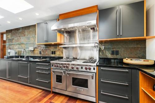 New Listing! Vast Estate With Ocean Views & Hot Tub Home - image 9